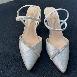 Nina "Beckie" silver and rhinestone sling back shoes  size 7.5